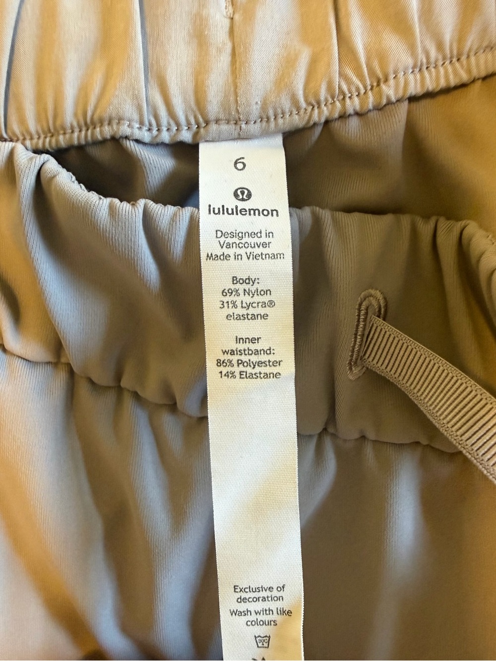 Lululemon On the Fly Full Length 31” Luxtreme Pant Size 6 Gray Taupe Travel Pant - Picture 3 of 7
